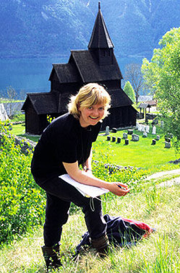 "Liv Norunn Hamre registerer planteliv i skråninga bak kyrkja. (Foto: Knut Rydgren)" "Liv Norunn Hamre registerer planteliv i skråninga bak kyrkja. (Foto: Knut Rydgren)"