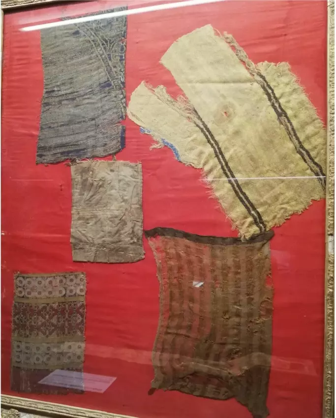 Tekstiler, angivelig fra Kristinas grav, funnet og utstilt i Covarrubias.