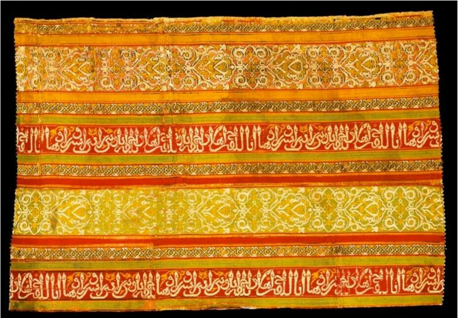 Andalusisk silkestoff med kufisk skrift, 12-1300-tallet. Kan “gullaks”-stoffet stamme fra et slikt stoff?