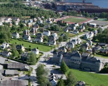 Åbøbyen i Sauda: Nederst i bildet ligger Sauda sykehus, som danner hagebyens grense i nord. Fabrikken, som man skimter øverst til høyre i bildet, danner byanleggets grense i sør. (Foto: Geir Høiland) Åbøbyen i Sauda: Nederst i bildet ligger Sauda sykehus, som danner hagebyens grense i nord. Fabrikken, som man skimter øverst til høyre i bildet, danner byanleggets grense i sør. (Foto: Geir Høiland)