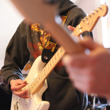 – Det er betre å forsvinna inn i musikken enn å forsvinna inn i sitt eige hovud, seier "Arne", som brukte gitaropplæringa for å få lettare dagar på lukka avdeling. (Foto: Tordis Marie Espeland) – Det er betre å forsvinna inn i musikken enn å forsvinna inn i sitt eige hovud, seier "Arne", som brukte gitaropplæringa for å få lettare dagar på lukka avdeling. (Foto: Tordis Marie Espeland)