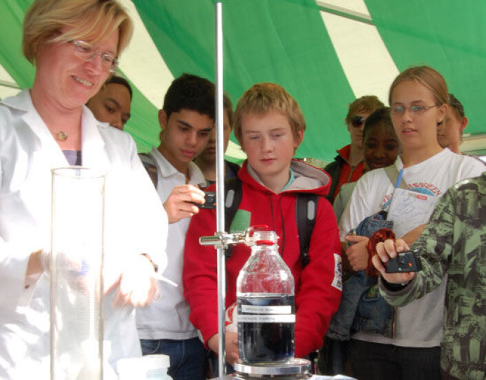 Laboratoriet er brakt ut i solen for anledningen. Laboratoriet er brakt ut i solen for anledningen.