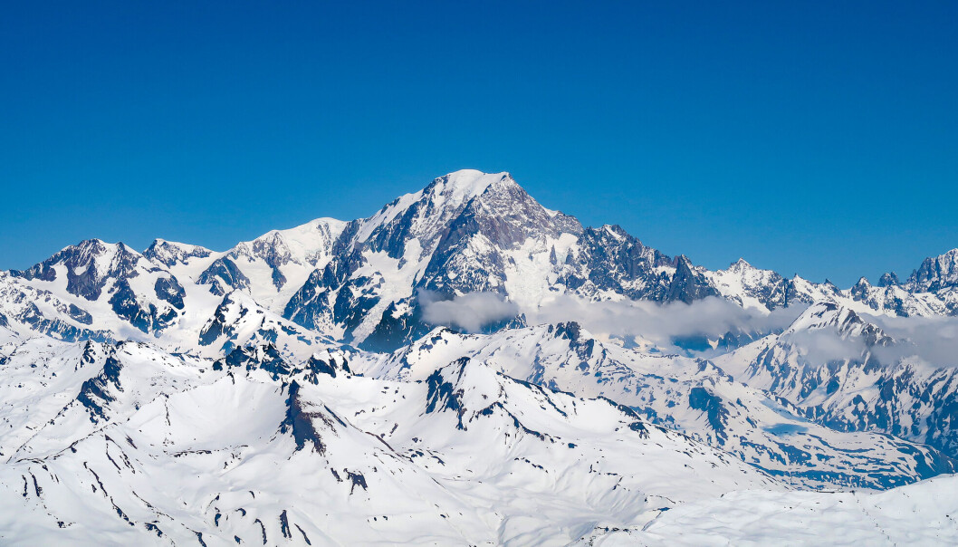 En gruppe franske eksperter har målt høyden til Mont Blanc, Vest-Europas høyeste fjell, til 4.807,81 meter. Det er nesten en meter lavere enn forrige måling. En gruppe franske eksperter har målt høyden til Mont Blanc, Vest-Europas høyeste fjell, til 4.807,81 meter. Det er nesten en meter lavere enn forrige måling.