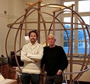 Øyvind Paasche (t.v) og Reidar Løvlie tror at magnetiske bakterier har spredt seg synkront ved hjelp av trekkfugler etter siste istid. (Foto: Kim E. Andreassen) Øyvind Paasche (t.v) og Reidar Løvlie tror at magnetiske bakterier har spredt seg synkront ved hjelp av trekkfugler etter siste istid. (Foto: Kim E. Andreassen)