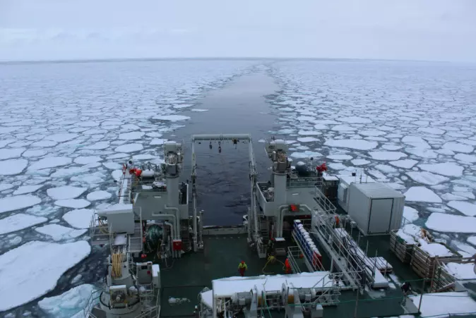 Prøvene ble hentet opp i det nordlige Barentshavet. Her forskningsskipet «Kronprins Haakon» på tokt vinteren 2021.
