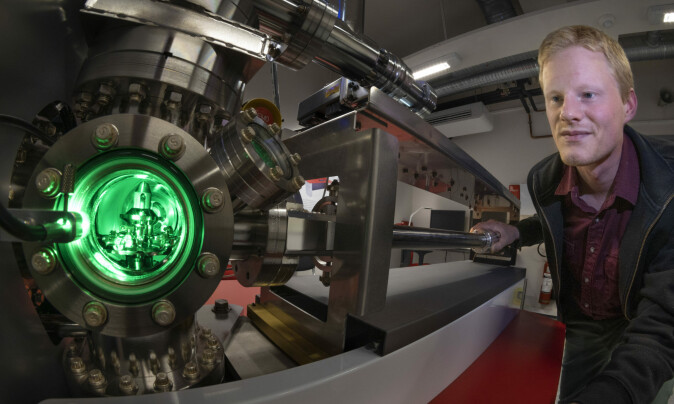 Sigurd Wenner viser fram atomsondetomografen, instrumentet som river fra hverandre og analyserer materialer. Sigurd Wenner viser fram atomsondetomografen, instrumentet som river fra hverandre og analyserer materialer.