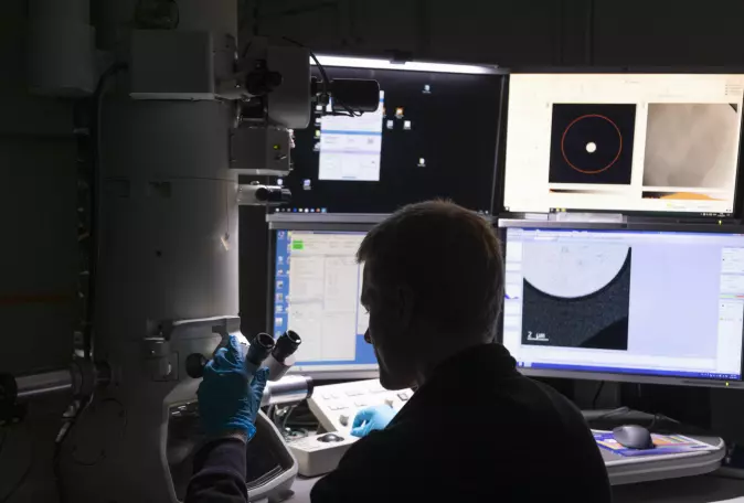 A window onto the very smallest of particles. A researcher working with special microscopes and cameras at a scale so small that it is beyond our imaginations.