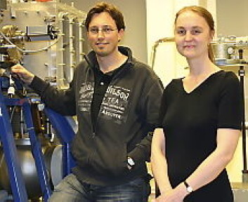 Stipendiat Thomas Reisinger og professor Bodil Holst foran atommikroskopet. (Foto: Olav Røli) Stipendiat Thomas Reisinger og professor Bodil Holst foran atommikroskopet. (Foto: Olav Røli)