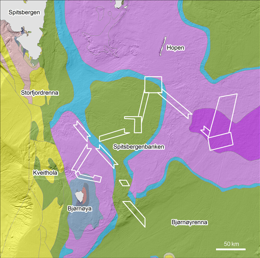 Berggrunnskartet over Spitsbergenbanken viser utbredelsen av sedimentære bergarter fra trias-tiden (rosa, 252-201 millioner år gamle), jura-tiden (blå, 201-145 millioner år gamle), kritt-tiden (grønn, 145-65 millioner år gamle) og tertiær-tiden (gul, 65-1,8 millioner år gamle) alder. Hvite bokser viser kartleggingsområdene for årets tredje Mareano-tokt. Berggrunnskartet over Spitsbergenbanken viser utbredelsen av sedimentære bergarter fra trias-tiden (rosa, 252-201 millioner år gamle), jura-tiden (blå, 201-145 millioner år gamle), kritt-tiden (grønn, 145-65 millioner år gamle) og tertiær-tiden (gul, 65-1,8 millioner år gamle) alder. Hvite bokser viser kartleggingsområdene for årets tredje Mareano-tokt.