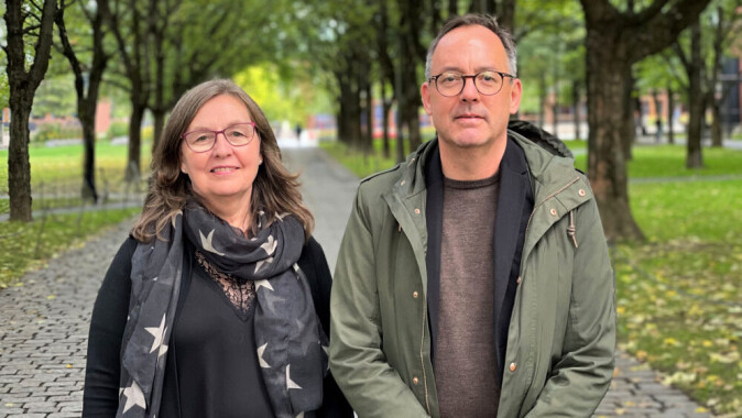Bente Akre og Jeffrey B. Hall møtes til samtale om de mange juridiske dilemmaene en skoleleder møter på i arbeidshverdagen Bente Akre og Jeffrey B. Hall møtes til samtale om de mange juridiske dilemmaene en skoleleder møter på i arbeidshverdagen