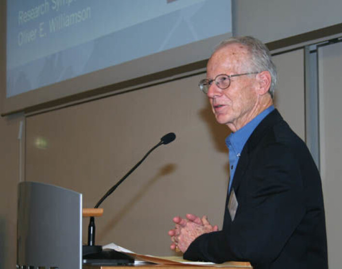 Oliver E. Williamson er den ene av årets to nobelprisvinnere i økonomi. (Foto: Asle Rønning) Oliver E. Williamson er den ene av årets to nobelprisvinnere i økonomi. (Foto: Asle Rønning)