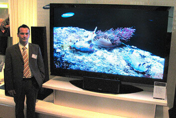 "Som skapt for HDTV: 82 tommers LCD-flatskjerm fra Samsung. Verdens største." "Som skapt for HDTV: 82 tommers LCD-flatskjerm fra Samsung. Verdens største."