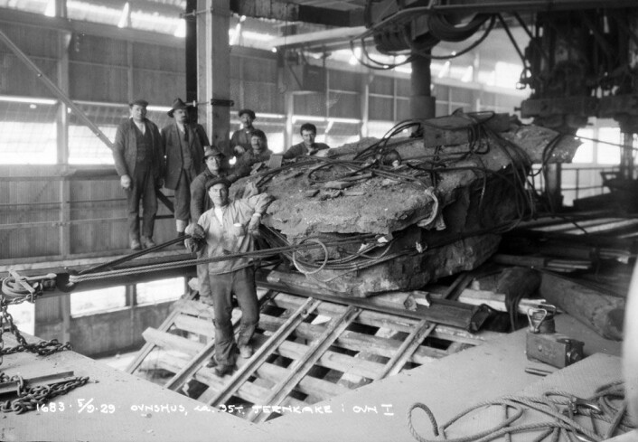 Handelen mellom Norge og Sovjetunionen var viktig for begge parter i mellomkrigstida. I de verste kriseåra på begynnelsen av 1930-tallet holdt eksport til Sovjetunionen oppe produksjonen ved aluminiumsverket i Høyanger. Bilde av uttak av jernkake fra smelteovn, oksidfabrikken i Høyanger tatt av fotograf Eugene Nordahl-Olsen i 1929. (Foto: Fylkesarkivet i Sogn og Fjordane) Handelen mellom Norge og Sovjetunionen var viktig for begge parter i mellomkrigstida. I de verste kriseåra på begynnelsen av 1930-tallet holdt eksport til Sovjetunionen oppe produksjonen ved aluminiumsverket i Høyanger. Bilde av uttak av jernkake fra smelteovn, oksidfabrikken i Høyanger tatt av fotograf Eugene Nordahl-Olsen i 1929. (Foto: Fylkesarkivet i Sogn og Fjordane)