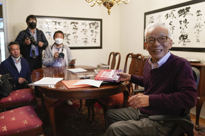 Syukuro Manabe (til høyre) møter pressen i sitt hjem i Princeton, New Jersey i USA. Han får nobelprisen for å ha utforsket samspillet mellom strålingsbalanse og vertikal transport av luftmasser Syukuro Manabe (til høyre) møter pressen i sitt hjem i Princeton, New Jersey i USA. Han får nobelprisen for å ha utforsket samspillet mellom strålingsbalanse og vertikal transport av luftmasser