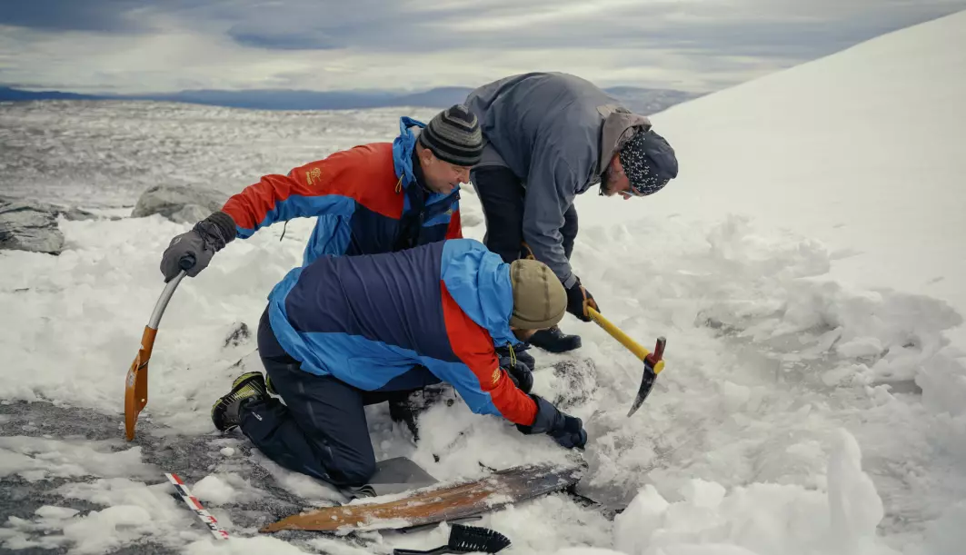 Isen over skia fjernes forsiktig med isøks.