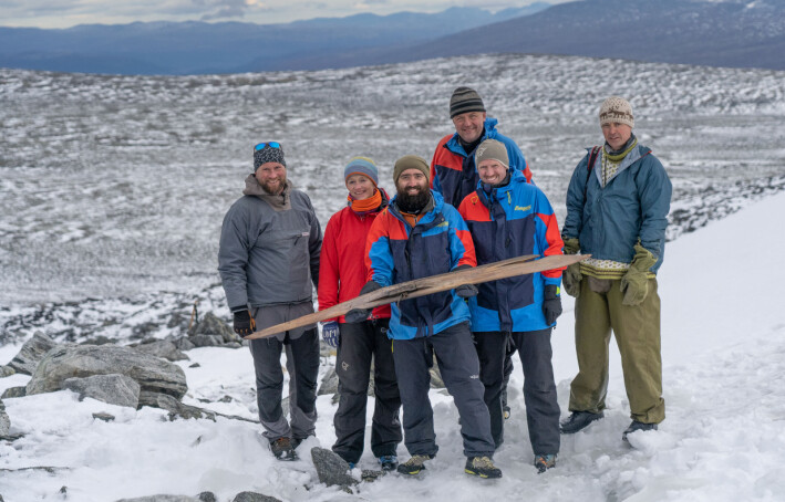 Hele teamet samlet med skia. Fra venstre: Dag Inge Bakke (Norsk fjellsenter), Mai Bakken (Norsk fjellsenter), Julian Post-Melbye (Kulturhistorisk Museum), Øystein Rønning Andersen (Secrets of the Ice) Runar Hole (Secrets of the Ice), bak Espen Finstad (Secrets of the Ice, co-director) Hele teamet samlet med skia. Fra venstre: Dag Inge Bakke (Norsk fjellsenter), Mai Bakken (Norsk fjellsenter), Julian Post-Melbye (Kulturhistorisk Museum), Øystein Rønning Andersen (Secrets of the Ice) Runar Hole (Secrets of the Ice), bak Espen Finstad (Secrets of the Ice, co-director)