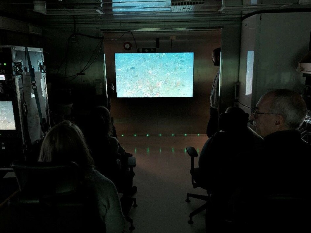 Spenningen i videorommet på G.O. Sars er til å ta og føle på når det er livesending fra videoriggen som seiler over havbunnen i 0,7 knop. Spenningen i videorommet på G.O. Sars er til å ta og føle på når det er livesending fra videoriggen som seiler over havbunnen i 0,7 knop.
