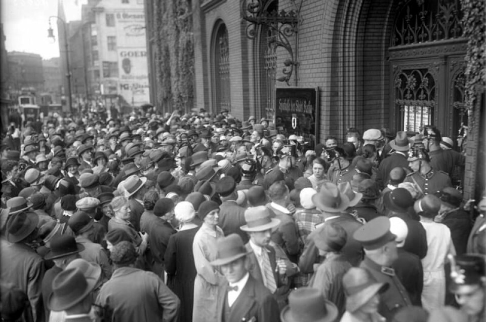 Kunder prøver å ta ut pengene sine. Berlin 1931. Bundesarchiv, Bild 102-12023. Wikimedia Commons, se 'great depression'