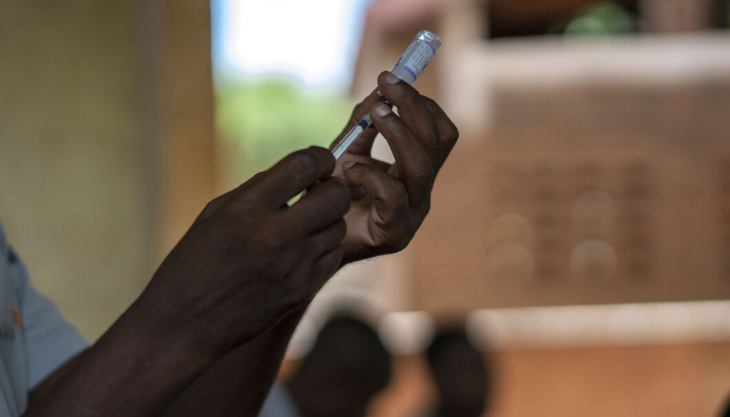 En helsearbeider forbereder vaksinasjon av innbyggere i landsbyen Tomali i Malawi, der barn har deltatt i testing av malariavaksinen siden 2019. En helsearbeider forbereder vaksinasjon av innbyggere i landsbyen Tomali i Malawi, der barn har deltatt i testing av malariavaksinen siden 2019.