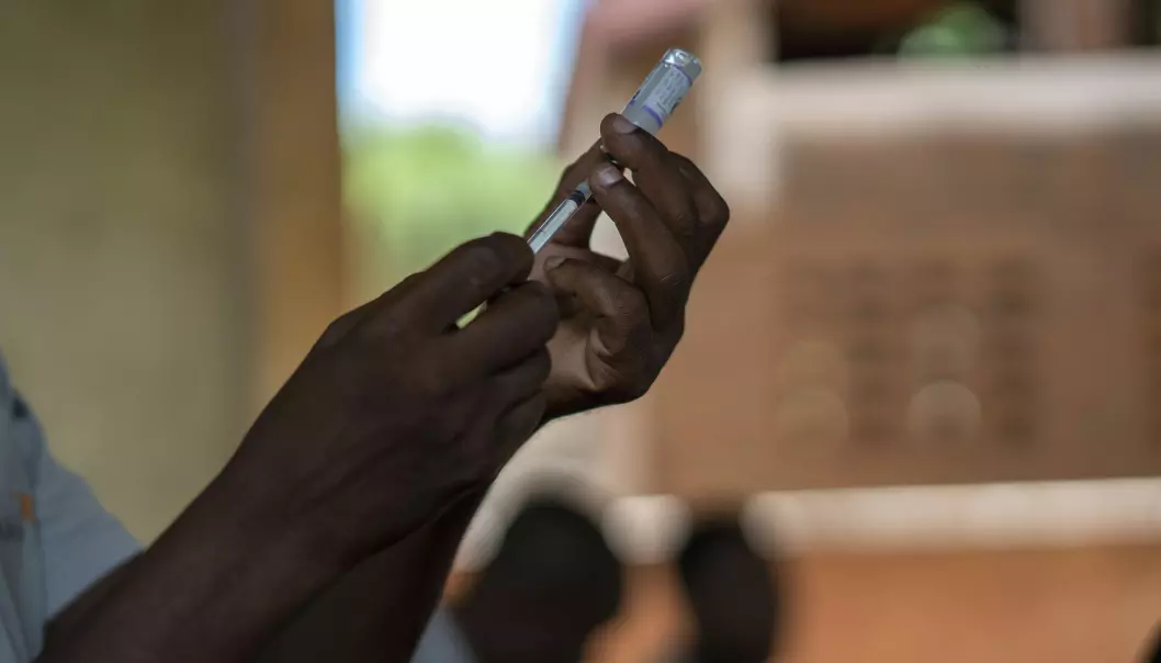 En helsearbeider forbereder vaksinasjon av innbyggere i landsbyen Tomali i Malawi, der barn har deltatt i testing av malariavaksinen siden 2019.