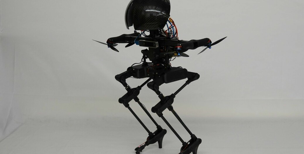 Denne roboten kan fly og stå på skateboard