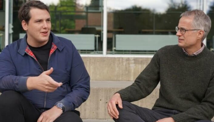 Trygve Leithe Svalheim (tv.) og Øystein Linnebo (th.) diskuterer forskjeller og likheter i måten astrofysikere og filosofer betrakter begynnelsen på. Trygve Leithe Svalheim (tv.) og Øystein Linnebo (th.) diskuterer forskjeller og likheter i måten astrofysikere og filosofer betrakter begynnelsen på.