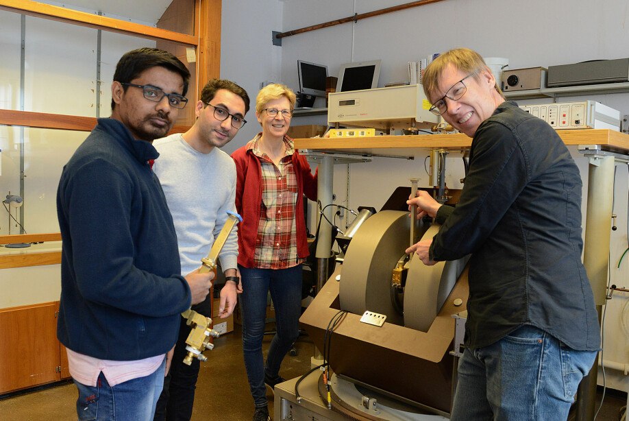 De norske prosjektdeltakerne samlet på laben på UiO. Fra venstre: Ravikumar Nattudurai, Delmon Arous, Nina J. Edin og Eirik Malinen.