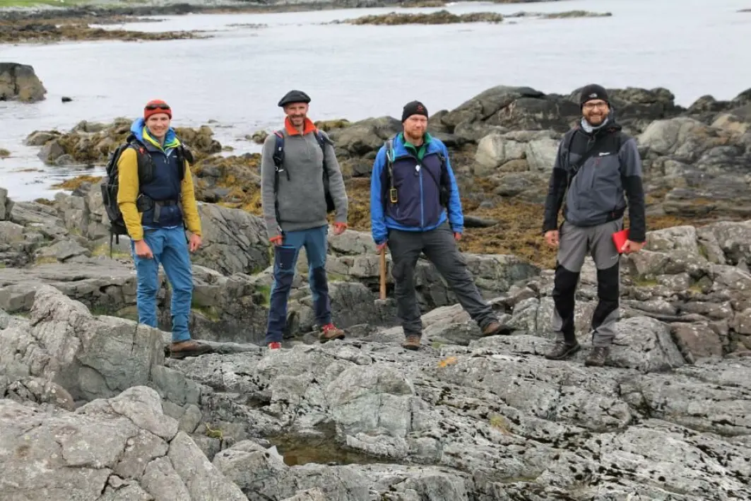 Fire feltarbeidende geologer ved Ramberg i Lofoten. Fra venstre: Stephen Michalchuk, Olivier Galland, Sascha Zertani og Luca Menegon. Fire feltarbeidende geologer ved Ramberg i Lofoten. Fra venstre: Stephen Michalchuk, Olivier Galland, Sascha Zertani og Luca Menegon.