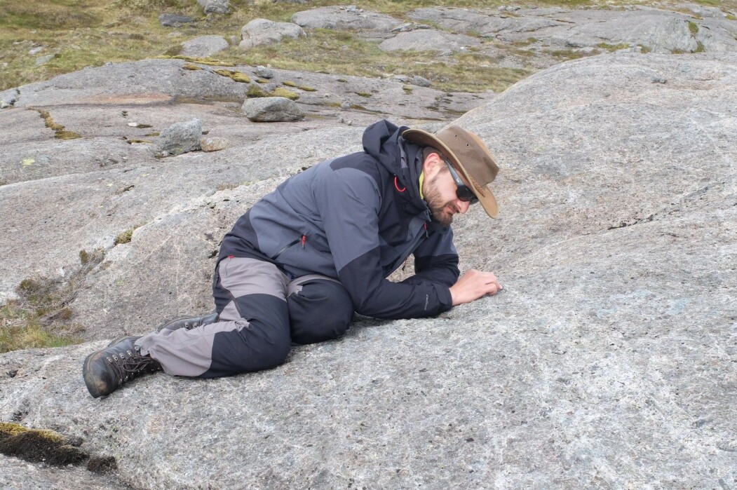 Luca Menegon finleser strukturene i fjellet. Luca Menegon finleser strukturene i fjellet.