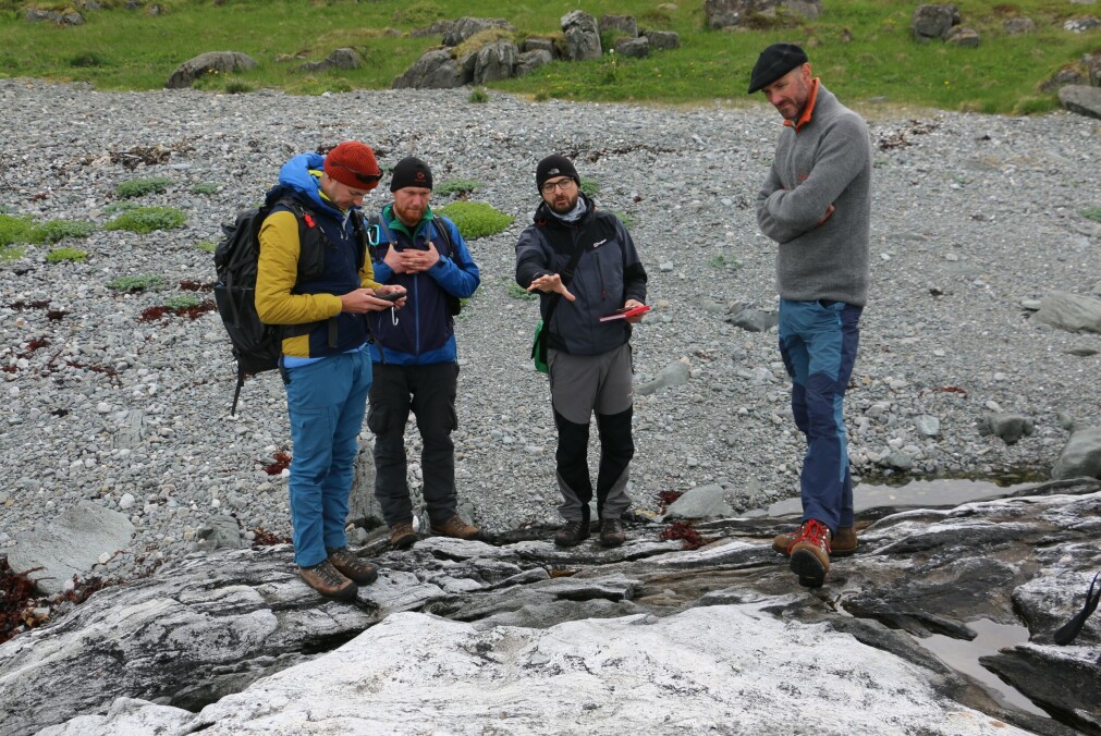Sammen tolker Stephen Michalchuk, Sascha Zertani, Luca Menegon og Olivier Galland fjellets historie. Sammen tolker Stephen Michalchuk, Sascha Zertani, Luca Menegon og Olivier Galland fjellets historie.