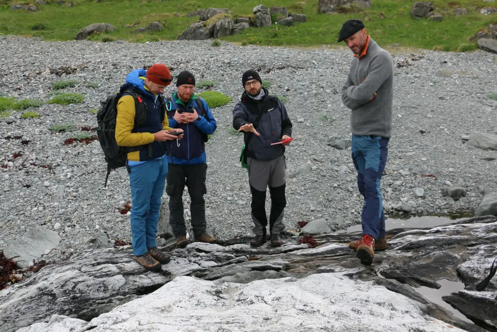 Sammen tolker Stephen Michalchuk, Sascha Zertani, Luca Menegon og Olivier Galland fjellets historie. Sammen tolker Stephen Michalchuk, Sascha Zertani, Luca Menegon og Olivier Galland fjellets historie.