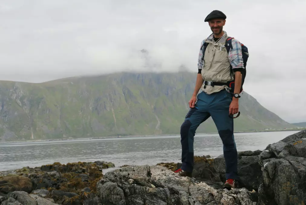 Olivier Galland lar seg inspirere av naturen i Lofoten.