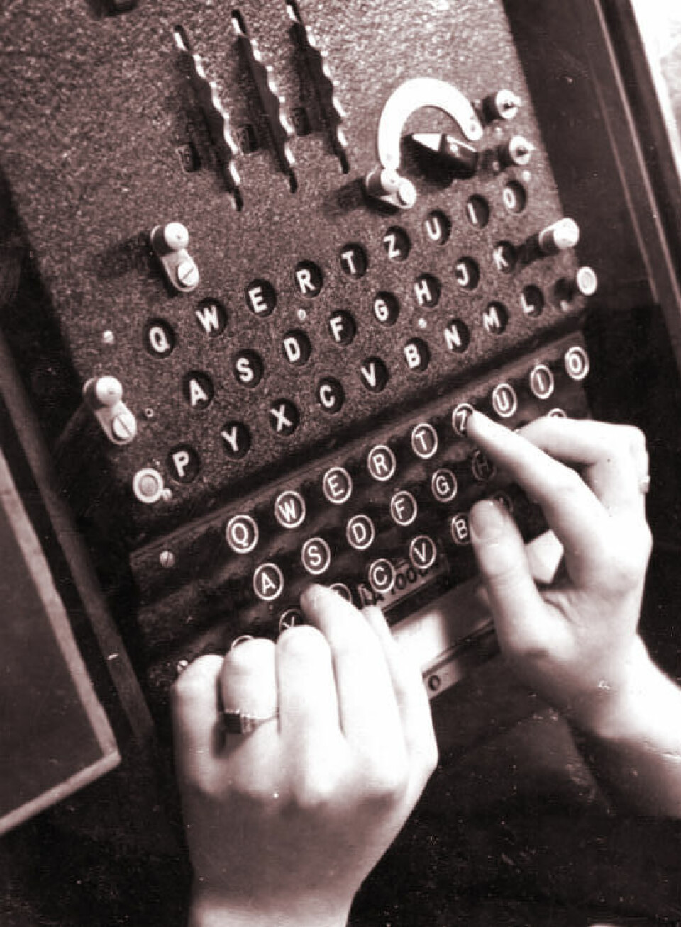 Den tyske Enigma krypteringsmaskinen, i bruk under Annen verdenskrig. (Foto: Walther, Bundesarchiv. Creative Commons Attribution-Share Alike 3.0 Germany)