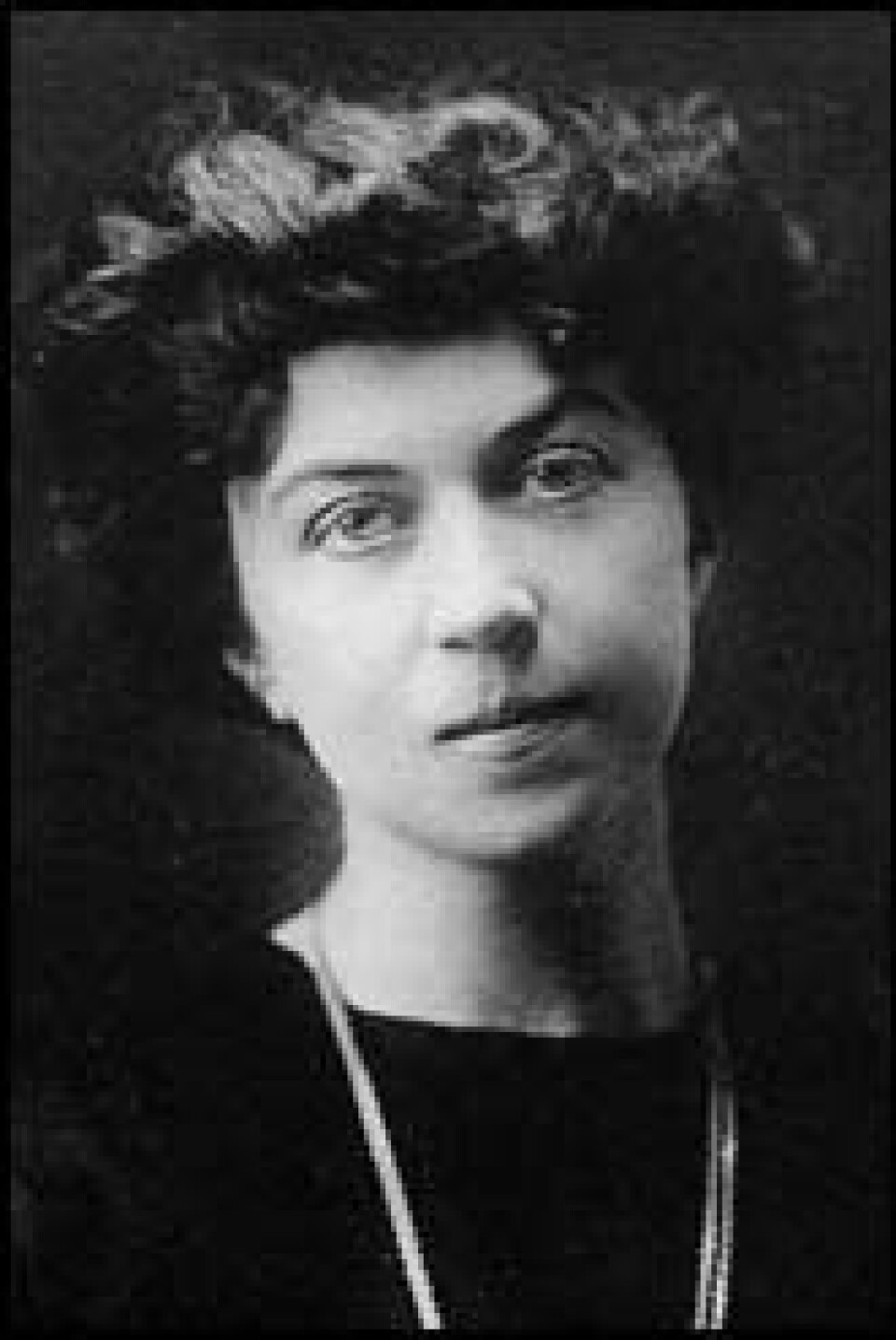 Aleksandra Kollontaj (1872-1952) spilte som sovjetisk utsending til Norge en viktig rolle i å bedre forbindelsen mellom de to landene. Kollontaj blir ofte nevnt som verdens første kvinnelige ambassadør. (Foto: Wikimedia Commons)