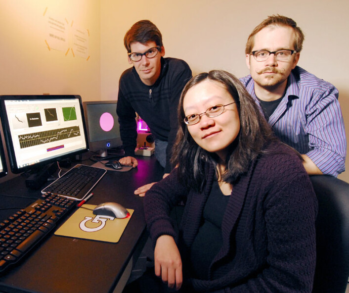 Teamet bak den nye og rimeligere metoden for optogenetisk styring ved Georgia Tech. Fra venstre: Jeffrey Stirman, førsteamanuensis Hang Lu og Matthew Crane. (Foto: Gary Meek) Teamet bak den nye og rimeligere metoden for optogenetisk styring ved Georgia Tech. Fra venstre: Jeffrey Stirman, førsteamanuensis Hang Lu og Matthew Crane. (Foto: Gary Meek)