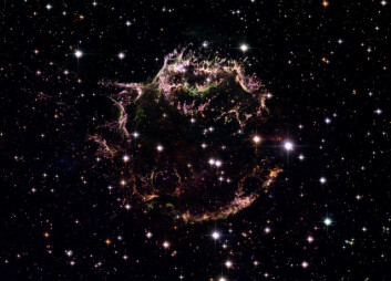 "Foto: NASA, ESA, og Hubble Heritage (STScI/AURA)-ESA/Hubble Collaboration. Konsulenter: Robert A. Fesen (Dartmouth College, USA) og James Long (ESA/Hubble). Følg lenken nedenfor for å se bildet i full størrelse!" "Foto: NASA, ESA, og Hubble Heritage (STScI/AURA)-ESA/Hubble Collaboration. Konsulenter: Robert A. Fesen (Dartmouth College, USA) og James Long (ESA/Hubble). Følg lenken nedenfor for å se bildet i full størrelse!"