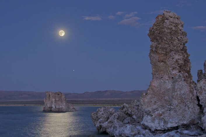 Månen stiger over Mono Lake i California, øst for Sierra Nevada-fjellene. (Foto: Henry Bortman) Månen stiger over Mono Lake i California, øst for Sierra Nevada-fjellene. (Foto: Henry Bortman)