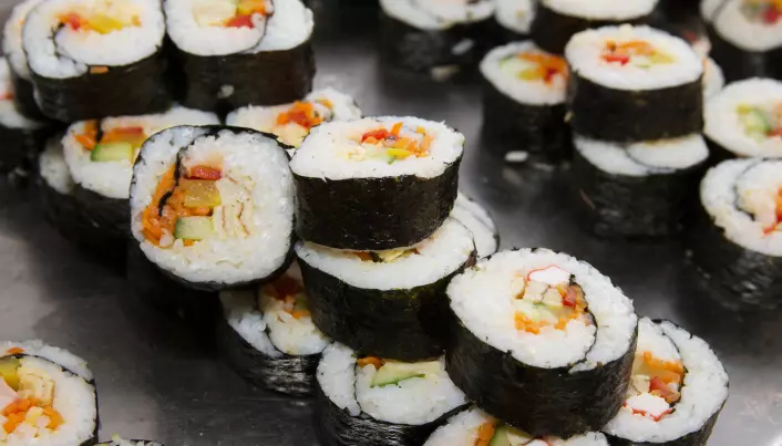 Du har kanskje spist sushi? Det ytterste laget på disse bitene er laget av tare.