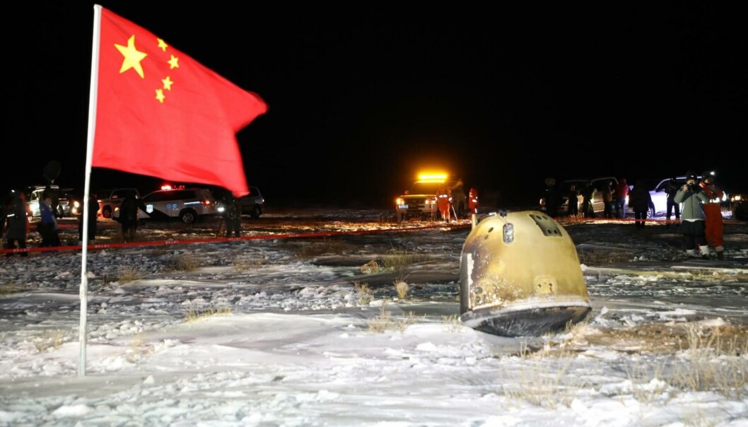 Den kinesiske månesonden Chang'e 5 sendte en steinprøve fra månen til jorden i desember i fjor. Her har kapselen med prøven landet. Den kinesiske månesonden Chang'e 5 sendte en steinprøve fra månen til jorden i desember i fjor. Her har kapselen med prøven landet.