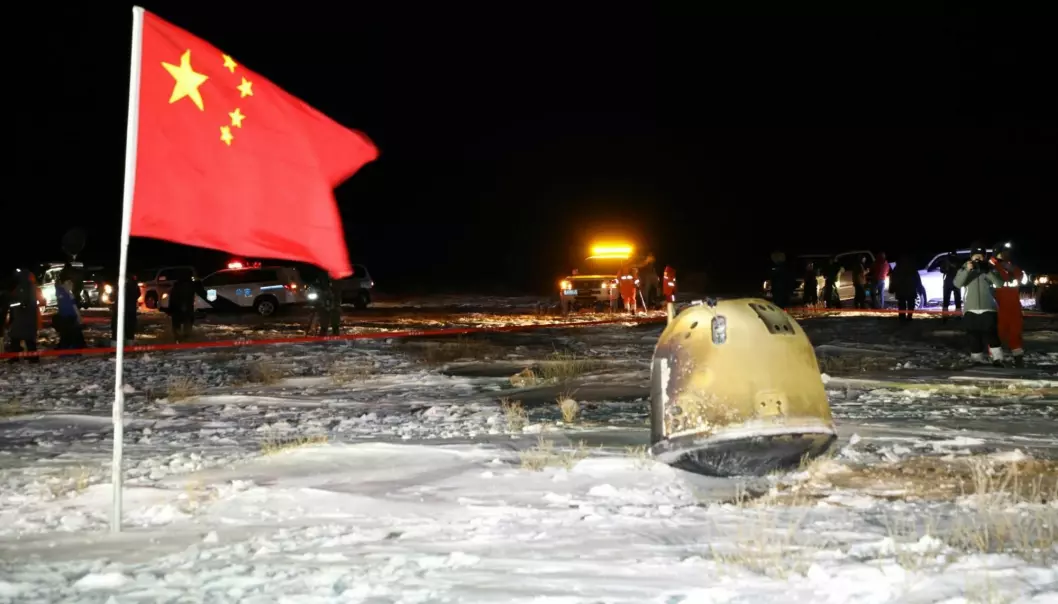 Den kinesiske månesonden Chang'e 5 sendte en steinprøve fra månen til jorden i desember i fjor. Her har kapselen med prøven landet.