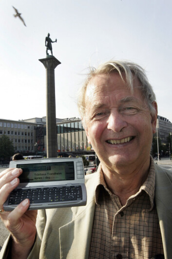 "NTNU-professor Arne Sølvberg holder frem sin mobil, som han nå kan surfe på internett med - midt på torget i Trondheim. Han er også styreleder i Trådløse Trondheim AS." "NTNU-professor Arne Sølvberg holder frem sin mobil, som han nå kan surfe på internett med - midt på torget i Trondheim. Han er også styreleder i Trådløse Trondheim AS."