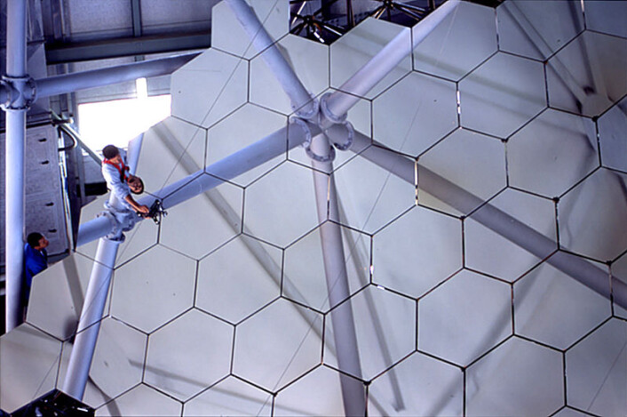 Southern African Large Telescope (SALT) - hovedspeilet med sekskantede glassfasetter (Foto: SALT) Southern African Large Telescope (SALT) - hovedspeilet med sekskantede glassfasetter (Foto: SALT)