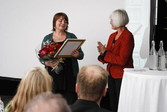 Nina Kristiansen får Forskningrådets formidlingspris 2010 overrekt av Forsknings- og høyere utdanningsminister Tora Aasland, fredag 24. september i Bergen. (Foto: Marianne Røsvik) Nina Kristiansen får Forskningrådets formidlingspris 2010 overrekt av Forsknings- og høyere utdanningsminister Tora Aasland, fredag 24. september i Bergen. (Foto: Marianne Røsvik)