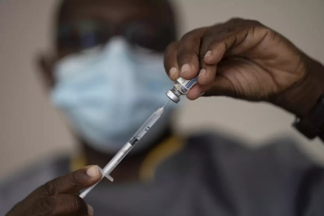 En helsearbeider trekker en dose av Janssen-vaksinen i Dakar, Senegal.