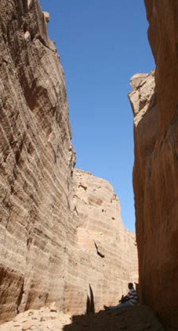 Ved Gebel el-Silsila, som ligger ved Nilen litt sør for Aswan, ble det brutt sandsteinsblokker til templer gjennom tusener av år. Dette har etterlatt et spektakulært landskap. (Foto: NGU) Ved Gebel el-Silsila, som ligger ved Nilen litt sør for Aswan, ble det brutt sandsteinsblokker til templer gjennom tusener av år. Dette har etterlatt et spektakulært landskap. (Foto: NGU)
