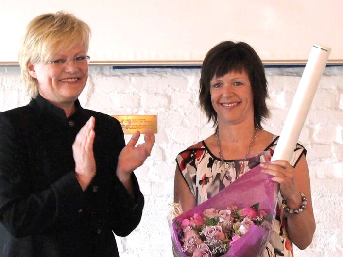 Kristin Halvorsen overrekker Holmboeprisen til Therese Hagfors i festsalen til Oslo katedralskole. (Foto: Arnfinn Christensen) Kristin Halvorsen overrekker Holmboeprisen til Therese Hagfors i festsalen til Oslo katedralskole. (Foto: Arnfinn Christensen)