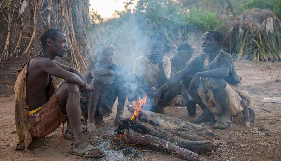 Hadza-folk som samles rundt bålet. Dette bildet er tatt i 2014, men denne stammen har ført en svært tradisjonell jeger og sanker-livsstil i svært lang tid.