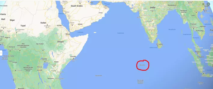 Forskerne tror øyenstikkerne kan fly fra India til Somalia i Afrika. Noen mellomlander på øygruppa Maldivene, som bare vises som en liten prikk inne i den røde ringen.