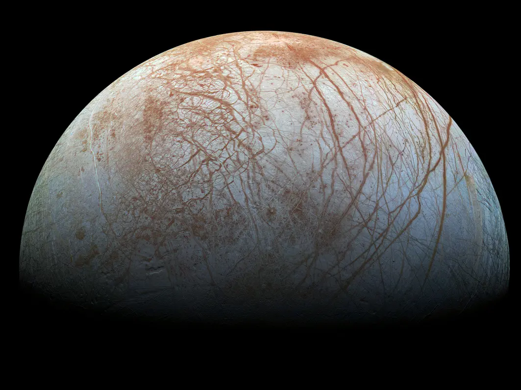 Bilde av Europa sett av romsonden Galileo på 1990-tallet. Her kan du se den ene halvkulen lyses opp av solen, mens den andre siden er i mørke. Bilde av Europa sett av romsonden Galileo på 1990-tallet. Her kan du se den ene halvkulen lyses opp av solen, mens den andre siden er i mørke.