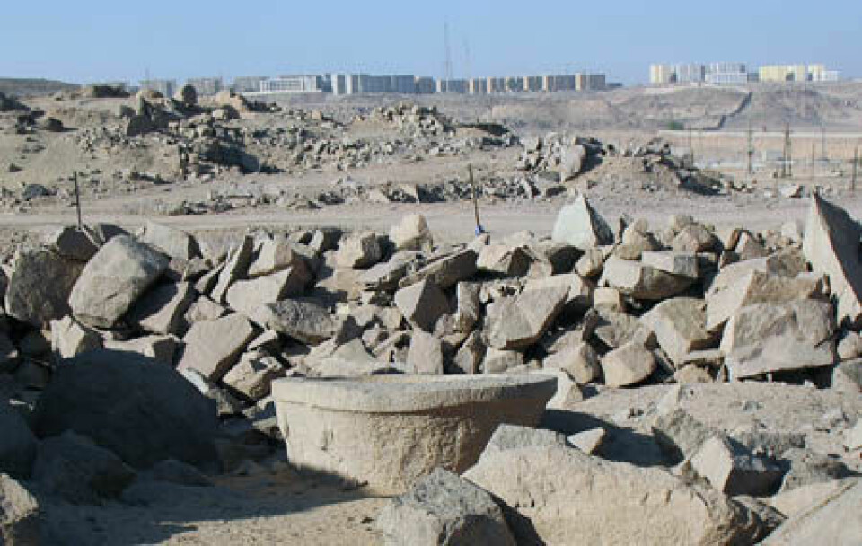 Et uferdig badekar fra romertiden ligger omringet av skrot fra moderne steinbrudd, og byen Aswan rykker nærmere og nærmere. (Foto: Per Storemyr)